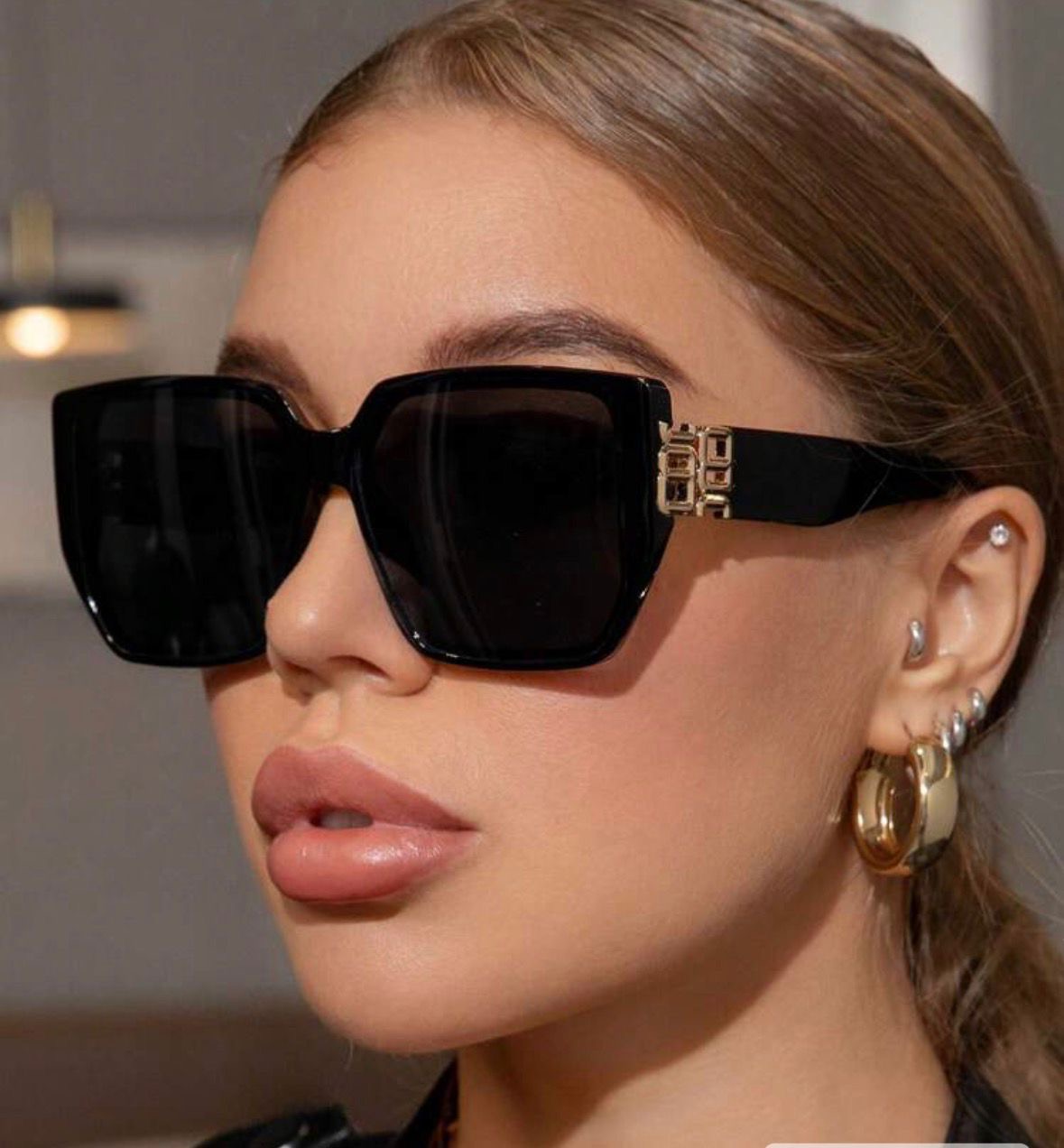 Lunettes noires bande or coupe carré