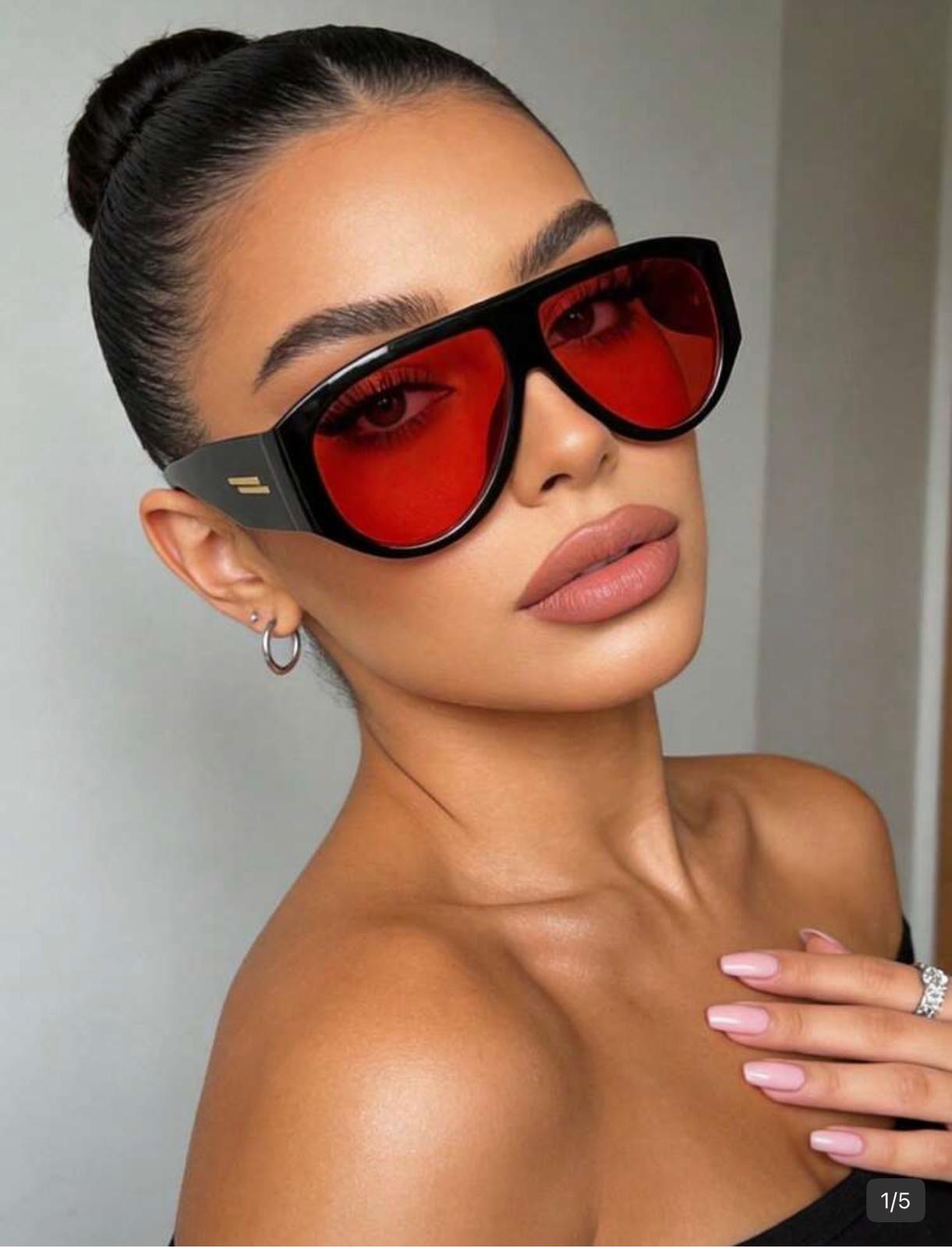 Lunettes noires fond rouge