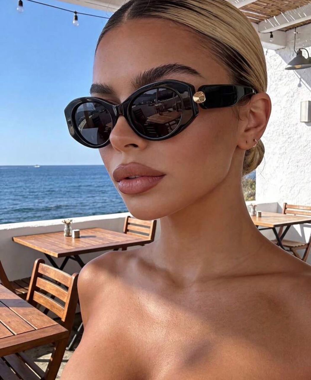 Lunettes noires bande or coupe ovale