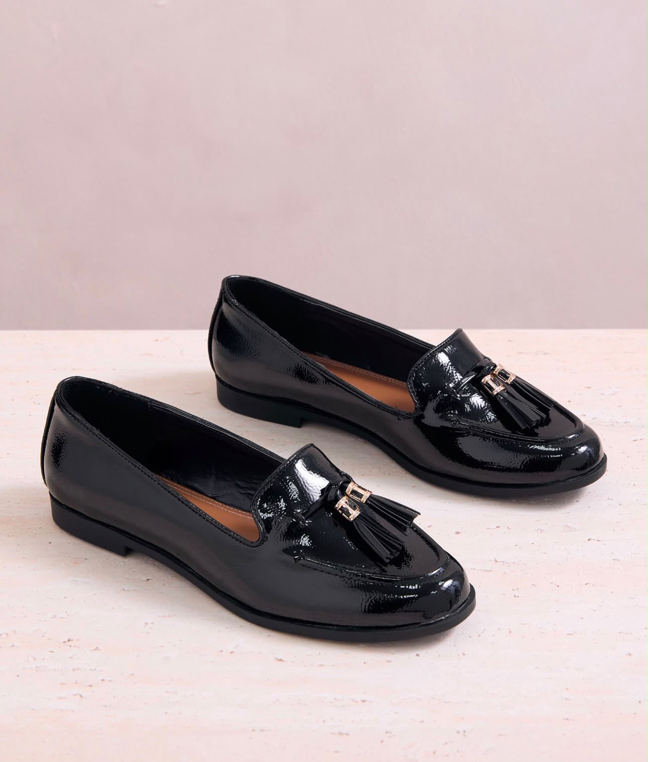 Mocassin noire vernie à pompons Lipsy Next