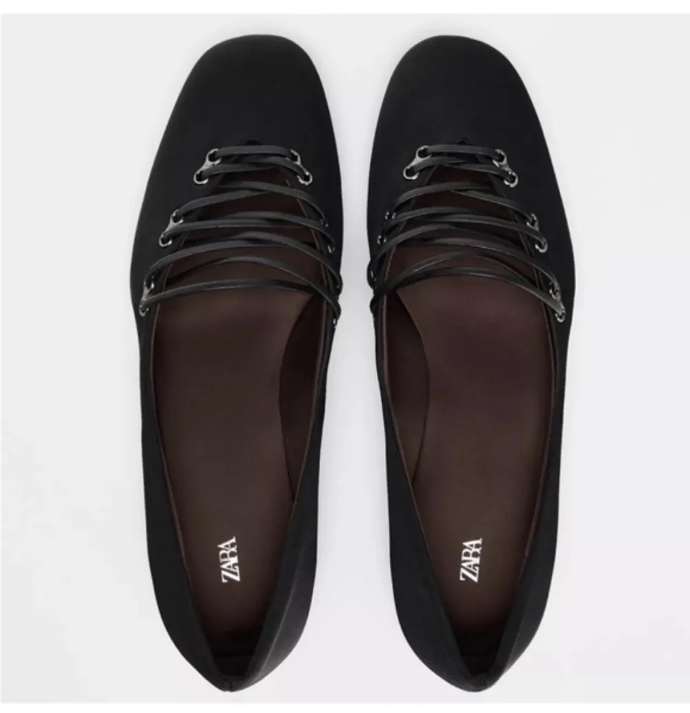Ballerine noire satinée à cordes Zara