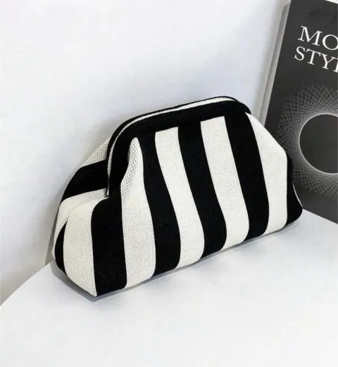 Sac clucht noir rayé blanc