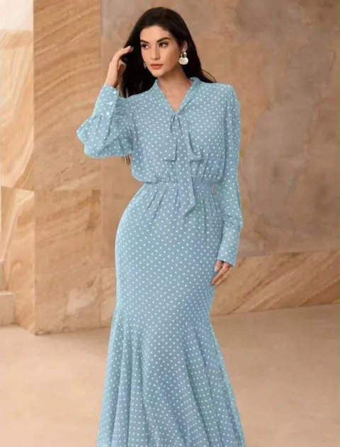 Robe bleu ciel à pois blanc