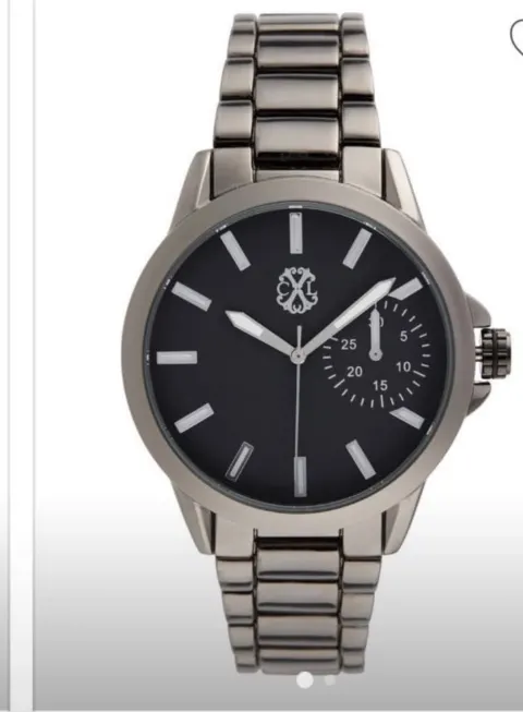 Christian Lacroix montre noir fond noir